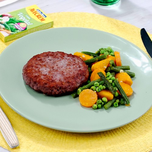 Hamburguesa con verduras salteadas con producto